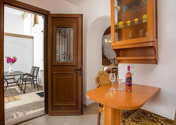 Socrates Traditional House * האראקי