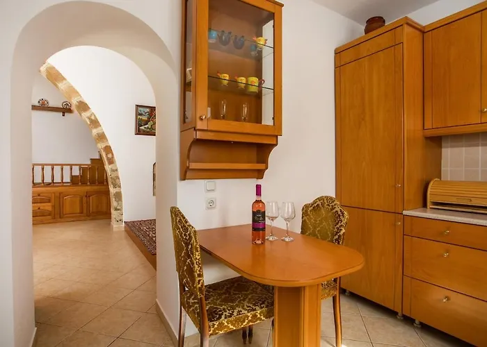 Socrates Traditional House شاراكي